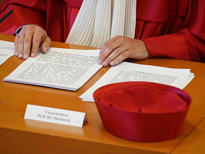 Stephan Harbarth, Vorsitzender des Ersten Senats und neuer Präsident des Bundesverfassungsgerichts, verkündet das Urteil zum Versorgungsausgleich bei Ehescheidungen.