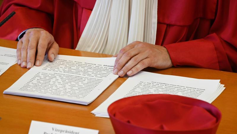 Stephan Harbarth, Vorsitzender des Ersten Senats und neuer Präsident des Bundesverfassungsgerichts, verkündet das Urteil zum Versorgungsausgleich bei Ehescheidungen. Stephan Harbarth, Vorsitzender des Ersten Senats und neuer Präsident des Bundesverfassungsgerichts, verkündet das Urteil zum Versorgungsausgleich bei Ehescheidungen.