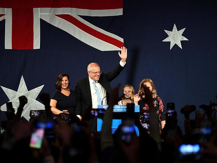 Der australische Premierminister Scott Morrison lässt von seinen Anhängern feiern. Mit dabei auch seine Frau und seine zwei Töchter.