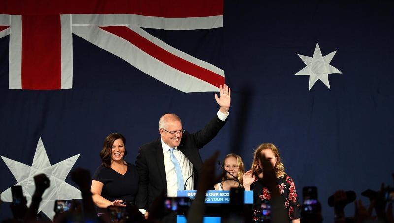 Der australische Premierminister Scott Morrison lässt von seinen Anhängern feiern. Mit dabei auch seine Frau und seine zwei Töchter. Der australische Premierminister Scott Morrison lässt von seinen Anhängern feiern. Mit dabei auch seine Frau und seine zwei Töchter.