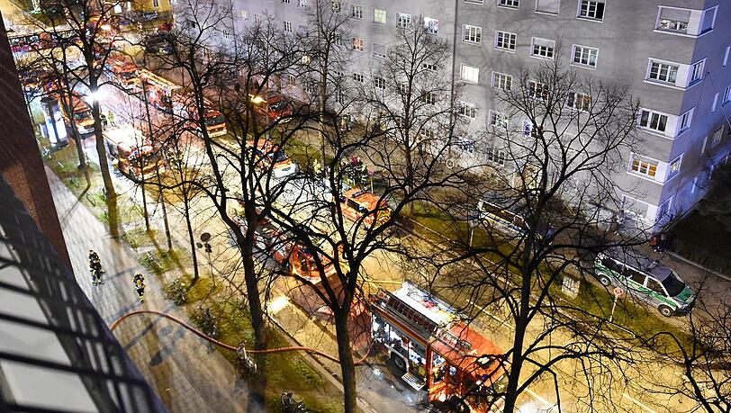 Wegen der starken Rauchentwicklung musste der gesamte Gebäudekomplex mit rund 40 Wohnungen kontrolliert werden. Wegen der starken Rauchentwicklung musste der gesamte Gebäudekomplex mit rund 40 Wohnungen kontrolliert werden.