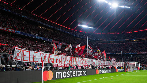 "Ziele dürfen verfehlt werden - Werte des Vereins nicht! Führungspolitik hinterfragen!", steht auf einem Banner, das die Bayern-Fans während des Spiels gegen Manchester City zeigten.