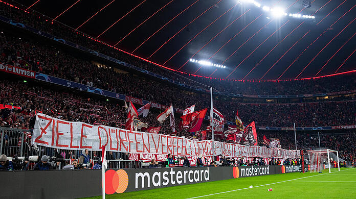 "Ziele dürfen verfehlt werden - Werte des Vereins nicht! Führungspolitik hinterfragen!", steht auf einem Banner, das die Bayern-Fans während des Spiels gegen Manchester City zeigten.