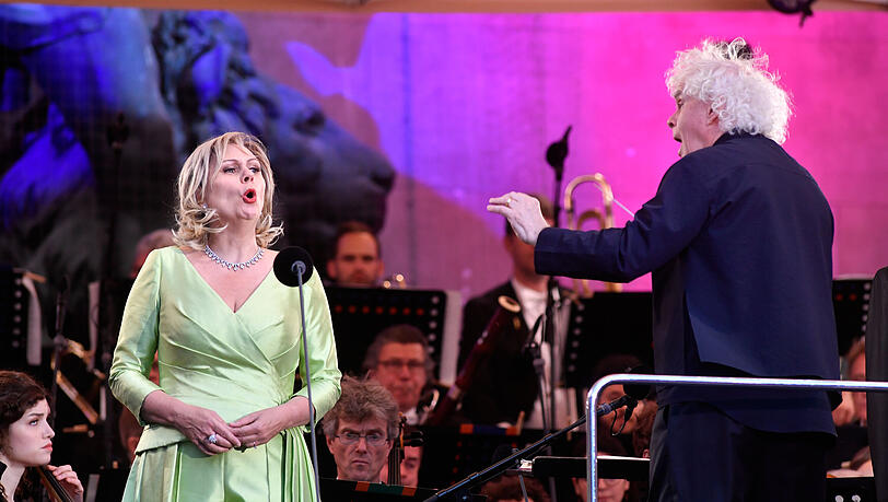 Sopranistin Anja Kampe und Dirigent Simon Rattle bei "Klassik am Odeonsplatz" Sopranistin Anja Kampe und Dirigent Simon Rattle bei "Klassik am Odeonsplatz"