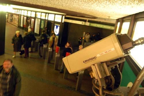 Die Videoüberwachung in den U-Bahnhöfen. Sie hilft bei der Aufklärung von Straftaten.
