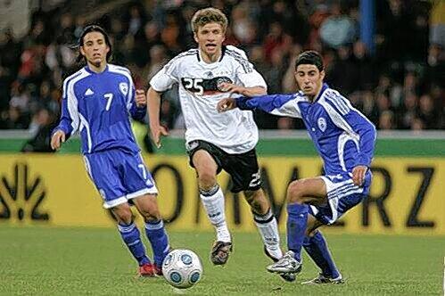 &bdquo;Natürlich ist es für mich ein tolles Gefühl, schon in so jungen Jahren im Kreis der Nationalelf zu sein.&ldquo; Thomas Müller (Mitte), hier noch im Dress der U21-Junioren.