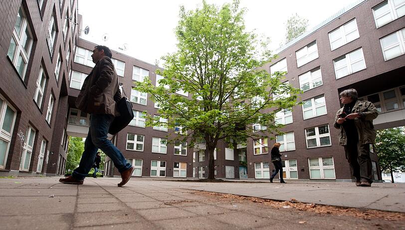 Menschen laufen am Montag (04.06.2012) durch einen Innenhof der Köthener Straße in Berlin. Hier wurde bei einem Ehestreit eine 30 Jahre alte Frau getötet und zerstückelt.