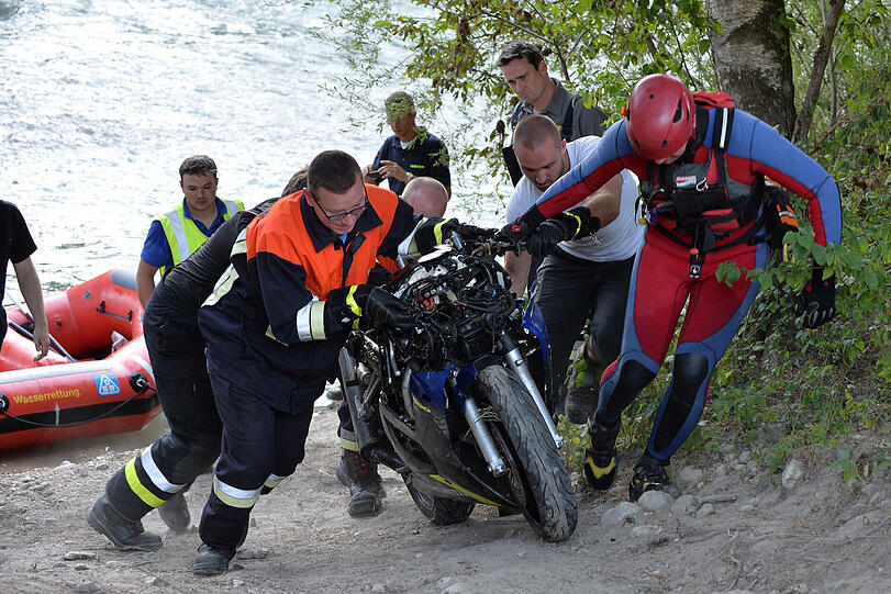 Bei einem Motorradunfall in der Nähe von Schleching musste die Rennmaschine aus einem Flussbett geborgen werden. Der Fahrer war aus einer Kurve geflogen und kam per Hubschrauber in ein Krankenhaus.