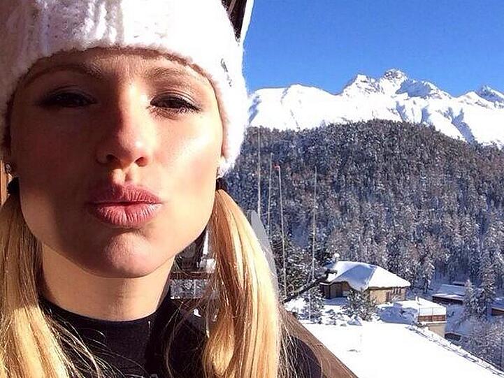 Daumen hoch für den Ski-Urlaub: Michelle Hunziker grüßt ihre Fans