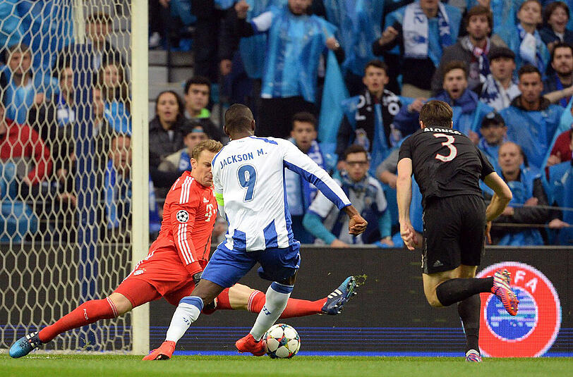 Manuel Neuer holt Jackson Martinez von den Beinen - Elfmeter!