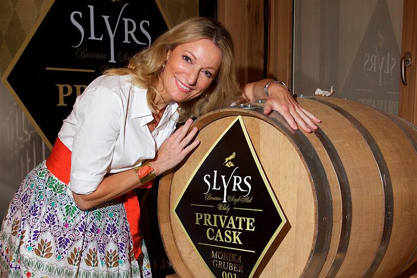 Kabarettistin Monika Gruber präsentiert stolz ihren eigenen Whisky.