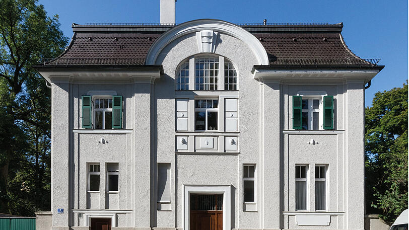 Poschingerstraße 2: Die denkmalgeschützte Villa Gumppenberg entstand in den Jahren 1907/08 nach Plänen von Eugen Drollinger und vom Eigentümer, der kath. Kirchenstiftung St.Peter, restauriert. Die Jury: "Die durch ihre Ecklage städtebaulich exponierte Villa stellt ein gelungenes Beispiel für eine material- und detailgerechte Instandsetzung dar und ist als verdienstvoller Beitrag zur Pflege des Villenquartiers im Herzogpark zu würdigen."