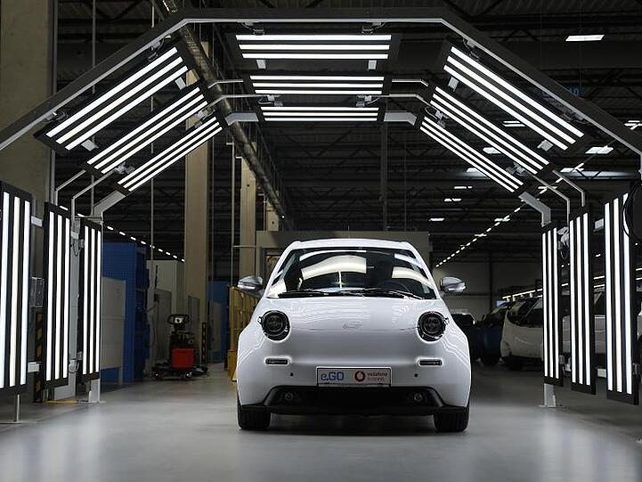 Ein Pkw des Elektroauto-Herstellers e.Go steht in der Werkshalle in der Endabnahme. Der Aachener Elektroautohersteller e.Go Mobile befindet sich in einem Insolvenzverfahren.