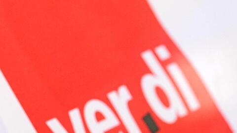 Ein Mann mit Trillerpfeife bei einem Verdi-Warnstreik. Foto: Patrick Seeger/dpa/Archivbild