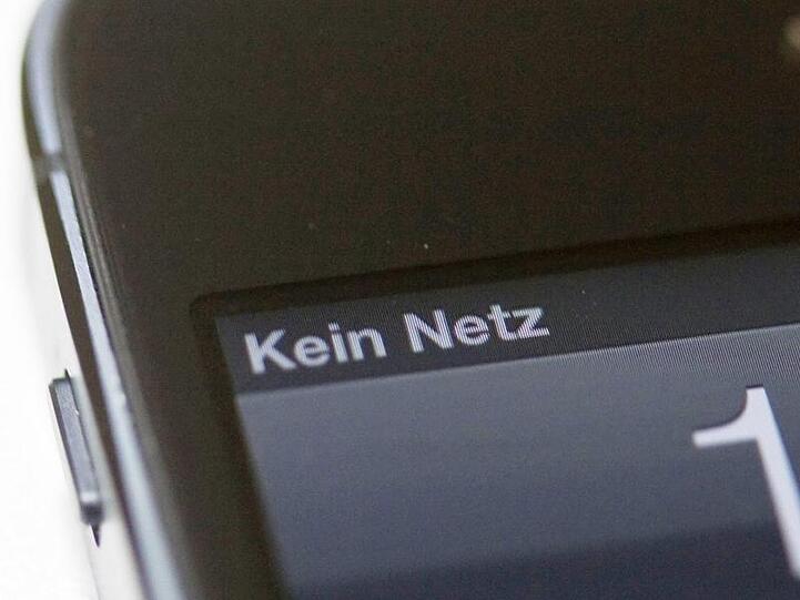 Die Aufschrift "Kein Netz" ist auf dem Bildschirm eines Mobiltelefons zu sehen. Foto: Inga Kjer/Archivbild