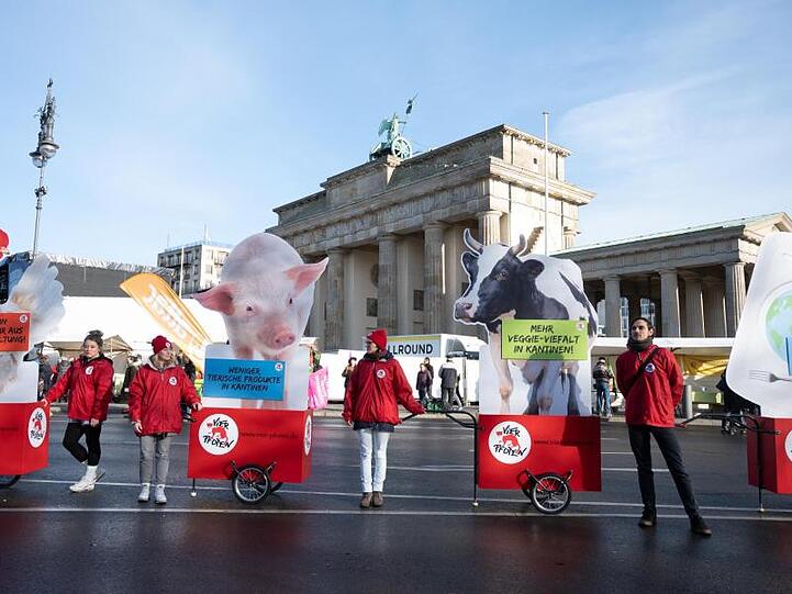 Aktivisten des Vereins Vier Pfoten demonstrieren vor dem Brandenburger Tor.