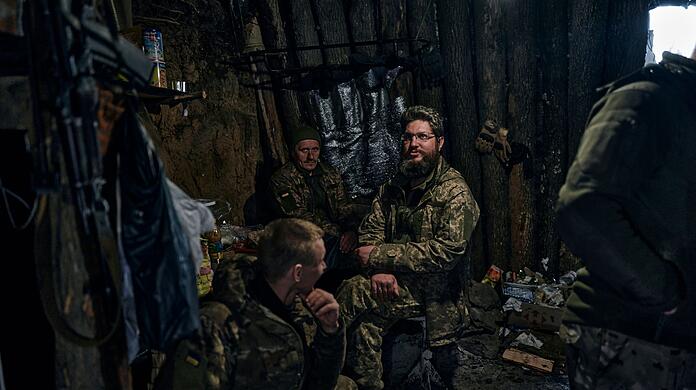 Ukrainische Soldaten ruhen sich in einem Unterstand an der Frontlinie in Bachmut aus.