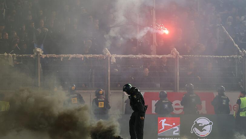 Bielefelder Fans hatten in Wiesbaden Leuchtraketen auf das Spielfeld geworfen.