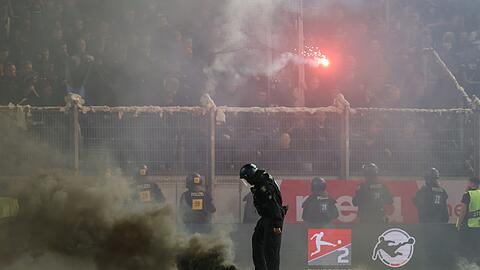 Bielefelder Fans hatten in Wiesbaden Leuchtraketen auf das Spielfeld geworfen.
