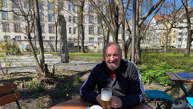 Karl Heckmaier (80) findet: "Man muss mit der Zeit gehen." Karl Heckmaier (80) findet: "Man muss mit der Zeit gehen."
