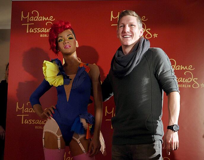 Bastian Schweinsteiger vom FC Bayern München steht am Sonntag (04.12.2011) bei einem Besuch des Hamburger Fanclubs des FC Bayern München neben einer Wachsfigur der Sängerin Rihanna in Hamburg. Schweinsteiger besuchte die Weihnachtsfeier des Fanclubs in einem Gasthaus, wo die Wachsfigur aufgestellt war.