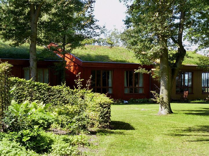 Auch gestalterische Vorteile hat eine Dachbegrünung: Das Haus passt perfekt in seine Umgebung.