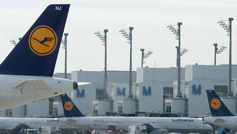 Wegen des Piloten-Streiks bei der Lufthansa wurden am Flughafen München 13 von 21 Abflügen gestrichen. Von 19 geplanten Ankünften werden acht nicht ankommen. Wegen des Piloten-Streiks bei der Lufthansa wurden am Flughafen München 13 von 21 Abflügen gestrichen. Von 19 geplanten Ankünften werden acht nicht ankommen.