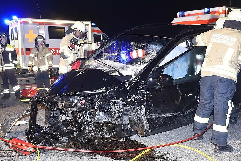 Horror-Crash auf der B304. Eine Frau wurde bei dem Unfall schwer verletzt.