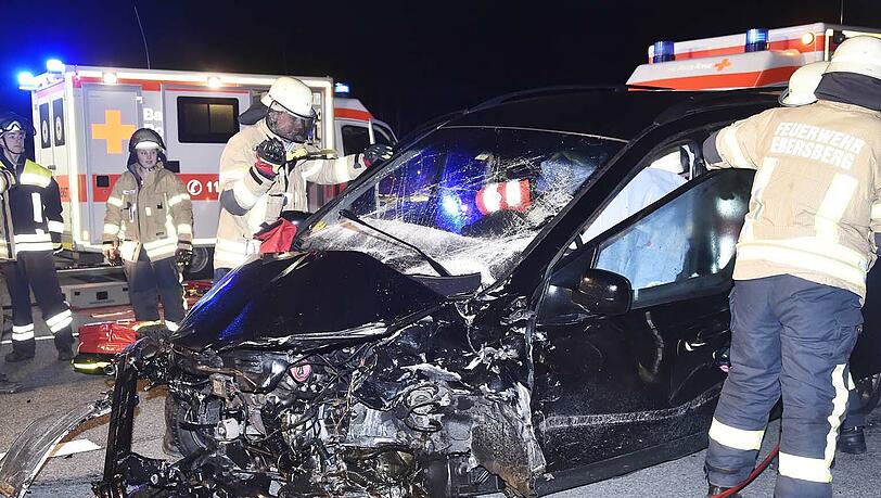 Horror-Crash auf der B304. Eine Frau wurde bei dem Unfall schwer verletzt. Horror-Crash auf der B304. Eine Frau wurde bei dem Unfall schwer verletzt.
