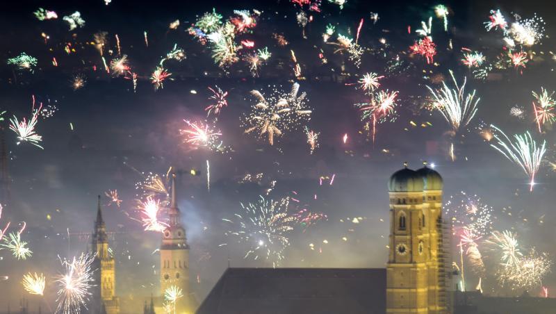Feuerwerksraketen explodieren in der Silvesternacht über der Frauenkirche. Foto: Matthias Balk/dpa/Archivbild Feuerwerksraketen explodieren in der Silvesternacht über der Frauenkirche. Foto: Matthias Balk/dpa/Archivbild