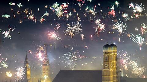 Feuerwerksraketen explodieren in der Silvesternacht über der Frauenkirche. Foto: Matthias Balk/dpa/Archivbild