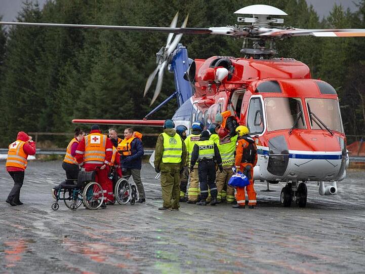 Ein knappes Drittel der 1373 Menschen an Bord wurde bei einem dramatischen Evakuierungseinsatz per Hubschrauber an Land geholt.