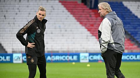 DFB-Kapitänin Alexandra Popp fehlt im Aufgebot von Bundestrainer Horst Hrubesch (r).