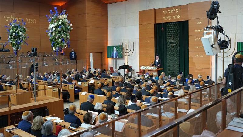 Festakt in der Münchner Hauptsynagoge am St. Jakobs-Platz: OB Dieter Reiter spricht beim Festakt anlässlich des 80. Jahrestags der Wiedergründung der Israelitischen Kultusgemeinde München und Oberbayern sowie der 40-jährigen Präsidentschaft von Charlotte Knobloch.