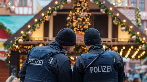 Einsatz auf dem Weihnachtsmarkt: Wegen des randalierenden Mannes rückt die Polizei aus. (Symbolbild)