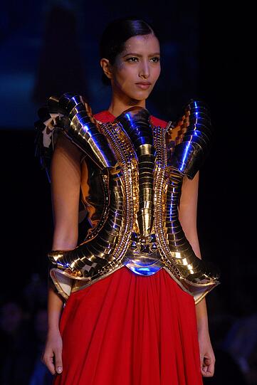 Fashion Week in der indischen Hafenmetropole Mumbai: Manche Kreationen sehen aus, als kämen sie von einem anderen Planeten. Der Stil bewegt sich in gewagter Weise zwischen Lady Gaga, Star Wars und Minnie Maus.