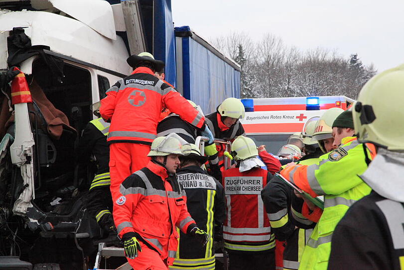Schwerer Lkw-Unfall auf der A8 bei Frasdorf: Ein Lastwagen war in ein liegengebliebenes Fahrzeug gerast. Die Bilder.
