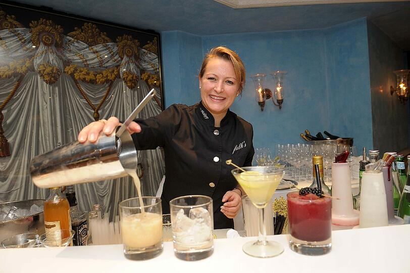 Hat neue Weihnachts-Cocktails kreiert: Doreen Philipp (Falk&rsquo;s Bar) mit den Drinks New York Sour, Christmas Gimlet und Winterzauber.