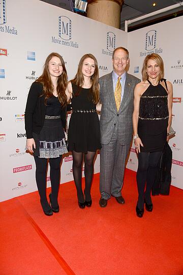US-Botschafter John B. Emerson, seine Frau und die Töchter am 07.02.2014 bei den 64. Filmfestspielen in Berlin auf der Party "Movie Meets Media" im Hotel Ritz-Carlton.