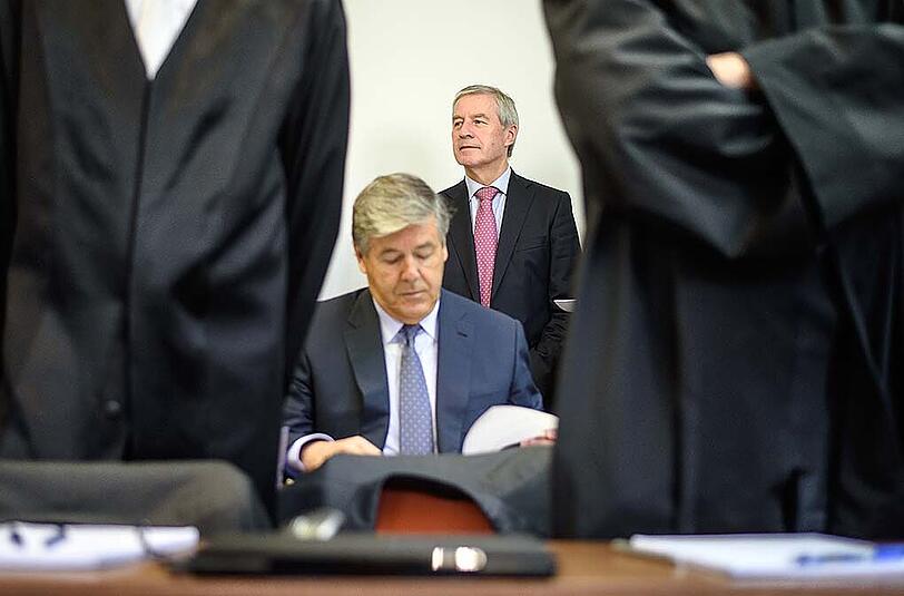 Der ehemalige Vorstandsvorsitzende der Deutschen Bank, Josef Ackermann (vorne) zusammen mit dem amtierenden Co-Vorstandsvorsitzenden der Deutschen Bank, Jürgen Fitschen. (Archivbild)