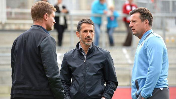 Ein Bild aus längst vergangenen Zeiten: Im Oktober 2016 standen Chefscout Peer Jaekel (l-r), Sportdirektor Thomas Eichin und Trainer Kosta Runjaic noch gemeinsam in Diensten des TSV 1860 München. Heute trifft man sich vor Gericht.