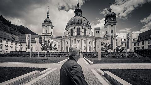 Alexander Liebreich vor der Klosterkirche in Ettal.