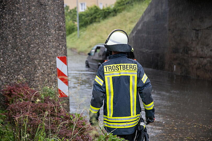 Weite Teile Bayerns wurden am Donnerstag von heftigen Gewittern heimgesucht - auch in Trostberg (Landkreis Traunstein) liefen Unterführungen voll.