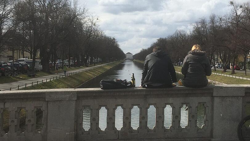 Nymphenburg, Samstagnachmittag: Ein Paar trinkt Radler.