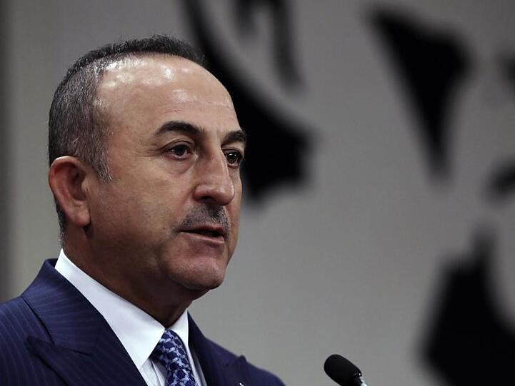 Laut Mevlüt Cavusoglu, Außenminister der Türkei, wird jeder syrisch-kurdische Kämpfer angegriffen, der sich nach Ablauf der Räumungsfrist noch im Nordosten Syriens befindet.
