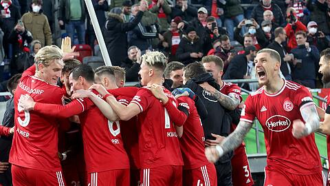 Die Düsseldorfer Mannschaft jubelt nach dem 3:0 gegen Hansa Rostock.