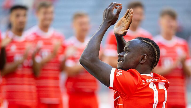 Sadio Mané klatscht vor seinen Mitspielern mit den Fans.