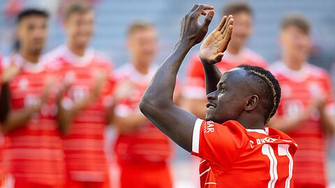 Sadio Mané klatscht vor seinen Mitspielern mit den Fans.