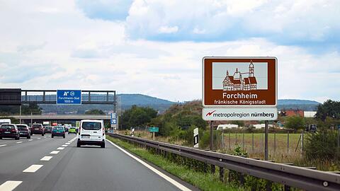 Etwa 15 Jahre hält ein Schild nach Angaben der Autobahn GmbH. (Archivbild)