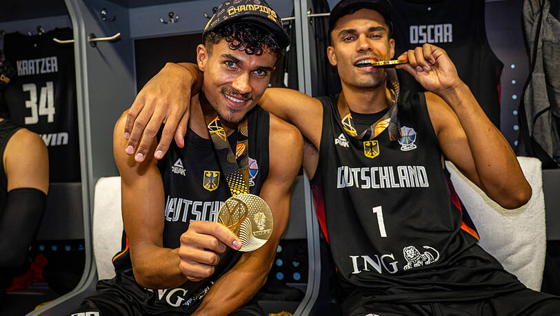 Weltmeister und jetzt auch Europameister: Die Basketball-Brüder Tristan (links) und Oscar da Silva unmittelbar nach der Siegerehrung in Riga.